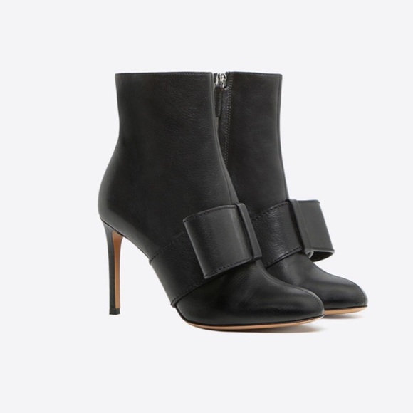 Valentino Garavani Shoes - Auth Valentino Garavani Bow-trim Leather Ankle Boot, Black leather booties